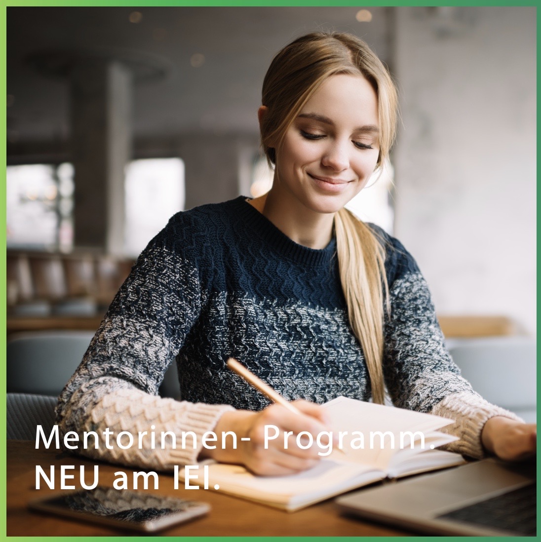 Gründerin schaut auf Unterlagen