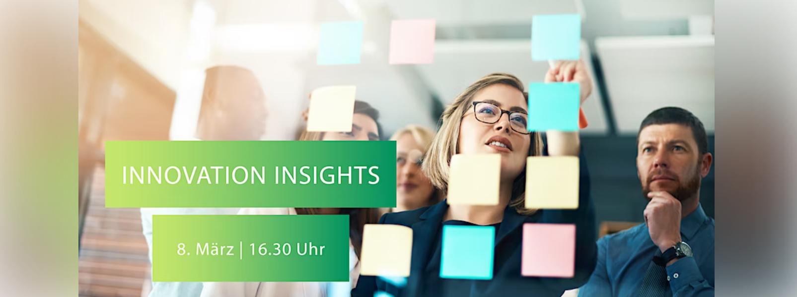 Menschen zeigen auf Post-its, Verantstaltungstitel im Bild